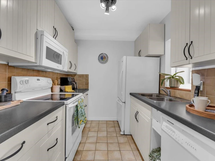3295 Mountain Highway, North Vancouver, BC, V7K 2H4 - 8