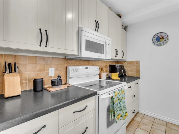 3295 Mountain Highway, North Vancouver, BC, V7K 2H4 - 9