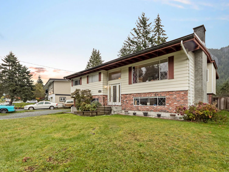 38144 Westway Avenue, Squamish, BC, V8B 0X6 - 2