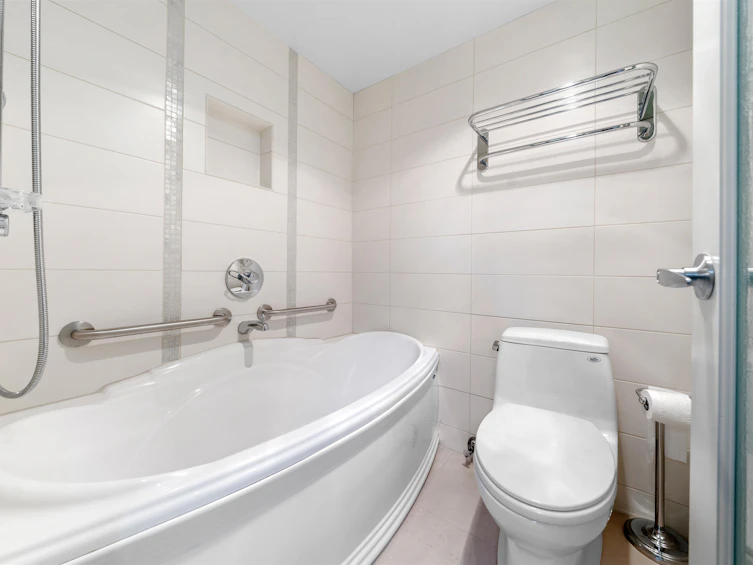 203-1341 Clyde Avenue, West Vancouver, BC, V7T 1E8 - 11