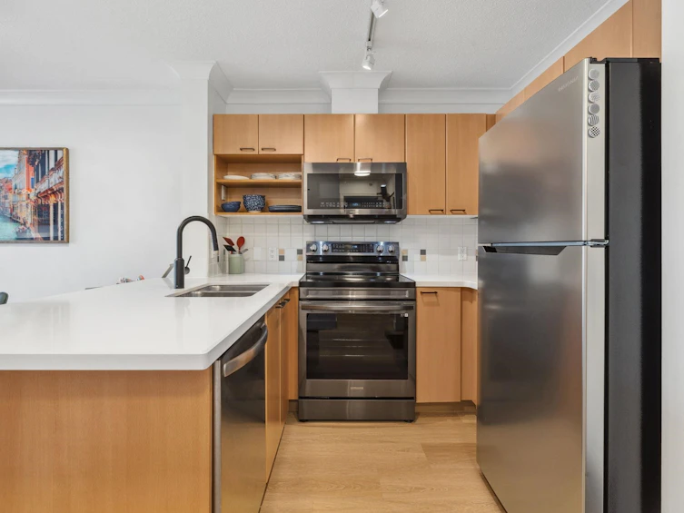 802-108 E 14th Street, North Vancouver, BC, V7L 2N3 - 6