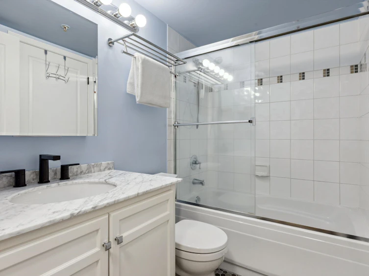 802-108 E 14th Street, North Vancouver, BC, V7L 2N3 - 10