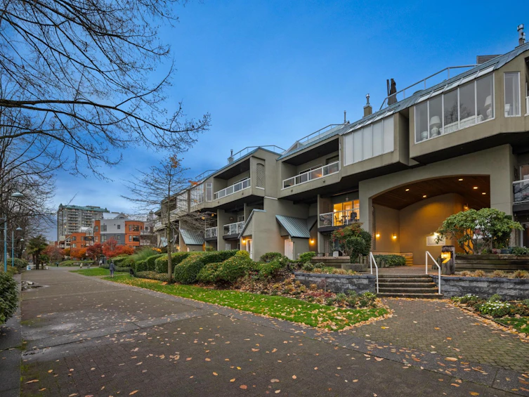 207-31 Reliance Court, New Westminster, BC, V3M 6C6 - 2