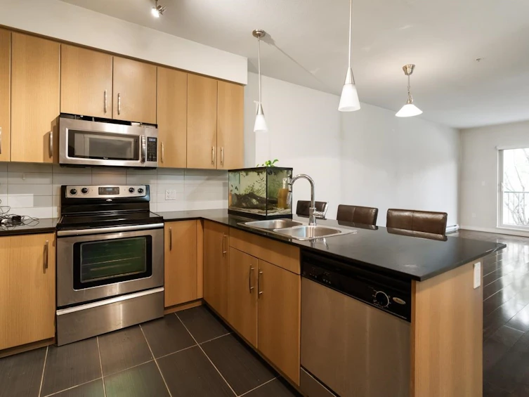203-22290 North Avenue, Maple Ridge, BC, V2X 8Z8 - 2