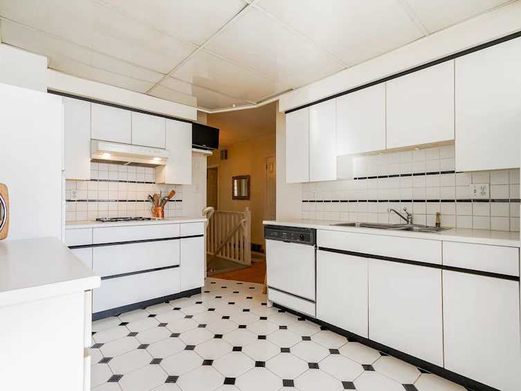 7232 Granville Street, Vancouver, BC, V6P 4X9 - 4