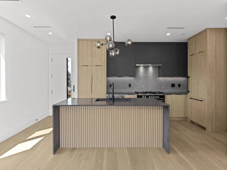 2338 E 4th Avenue, Vancouver, BC, V5N 1L1 - 3