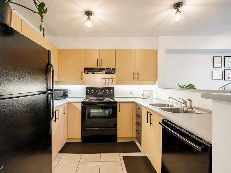 418-10866 City Parkway, Surrey, BC, V3T 5W9 - 10