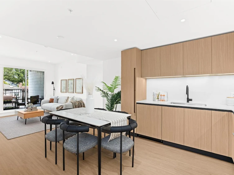 202-2235 E Broadway, Vancouver, BC, V5N 1W8 - 2