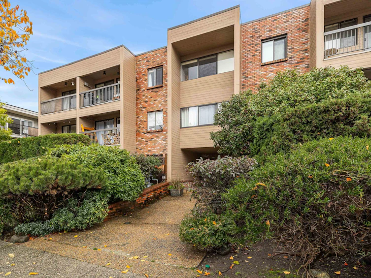 302-1825 W 8th Avenue, Vancouver, BC, V6J 1V9 - 2