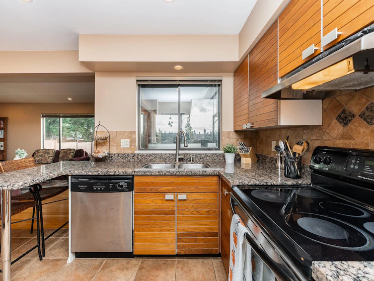 1974 Wiltshire Avenue, Coquitlam, BC, V3K 5Z8 - 11