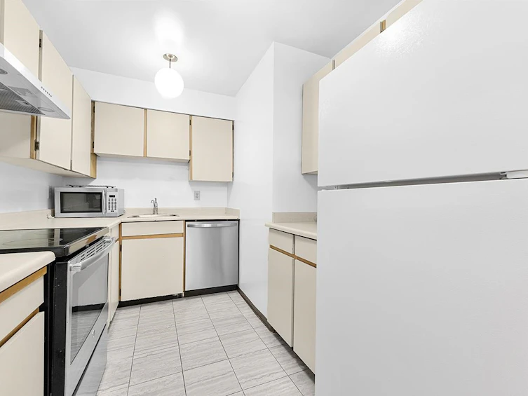 111-10698 151a Street, Surrey, BC, V3R 8T5 - 7