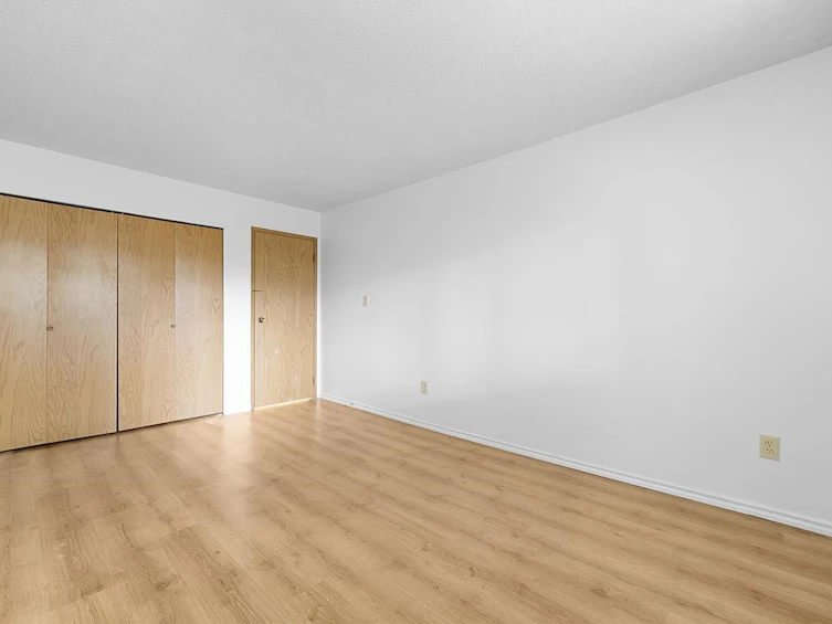 111-10698 151a Street, Surrey, BC, V3R 8T5 - 10