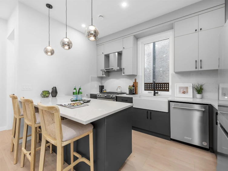 2052 E 22nd Avenue, Vancouver, BC, V5N 2R4 - 2