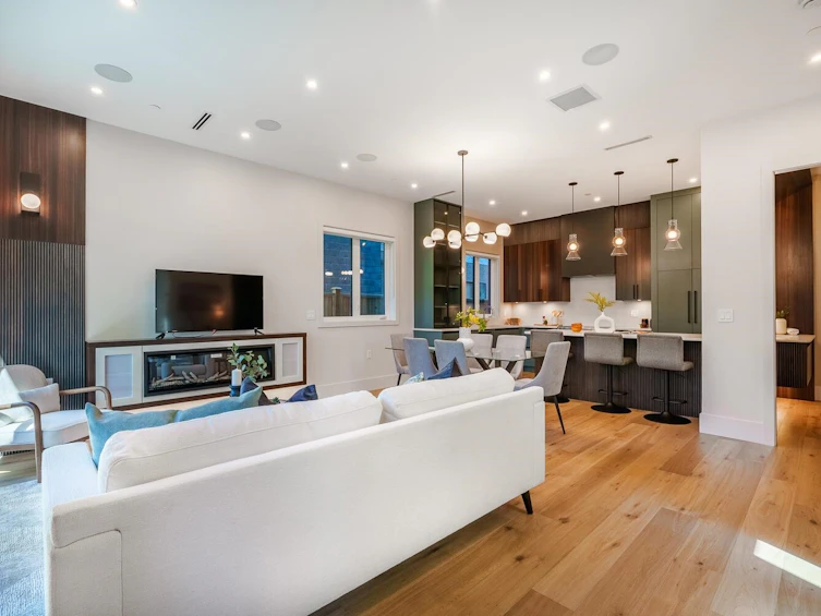 743 E 39th Avenue, Vancouver, BC, V5W 1K5 - 3