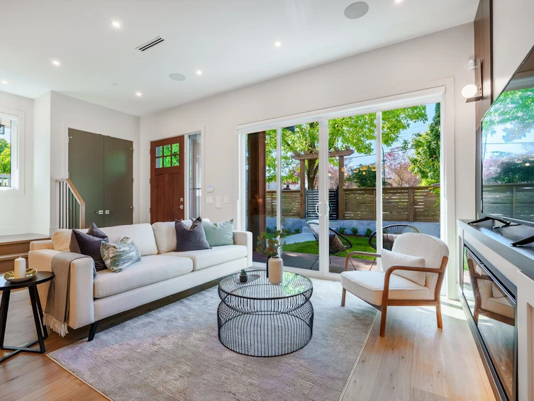 743 E 39th Avenue, Vancouver, BC, V5W 1K5 - 4