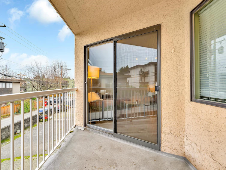 204-975 E Broadway, Vancouver, BC, V5T 1Y3 - 4