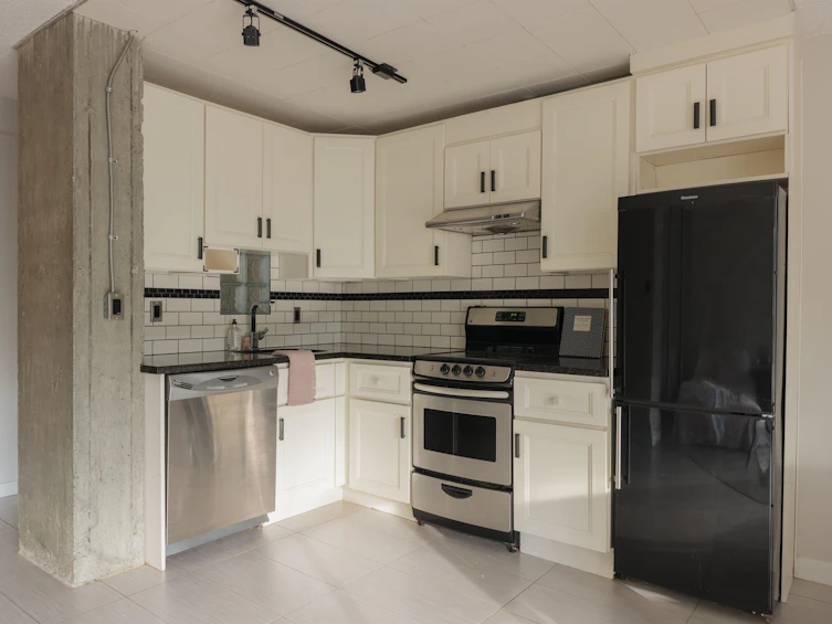 207-2012 Fullerton Avenue, North Vancouver, BC, V7P 3E3 - 3