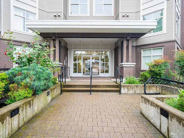 207-13555 Gateway Drive, Surrey, BC, V3T 0B5