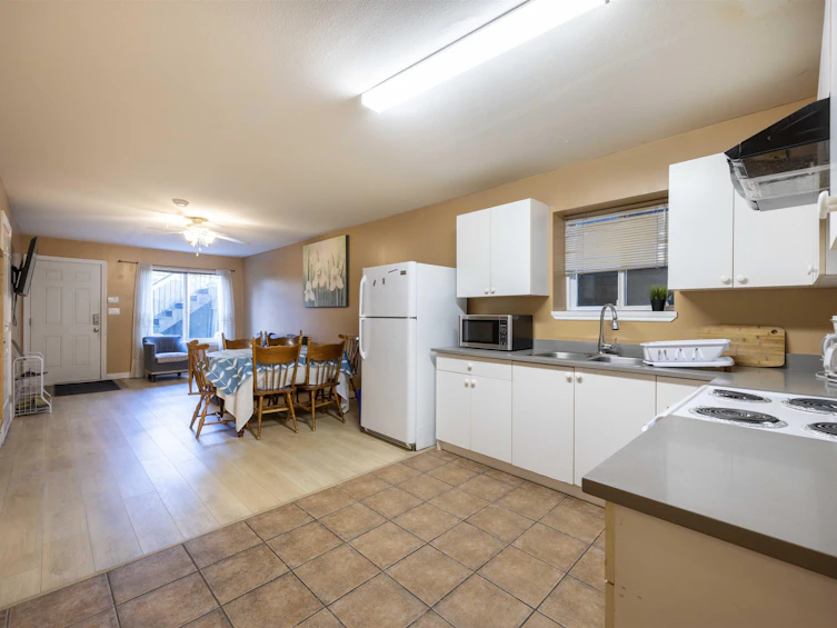 13305 87b Avenue, Surrey, BC, V3W 6B9 - 13