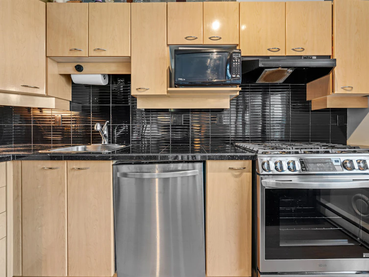 203-2228 Marstrand Avenue, Vancouver, BC, V6K 4T1 - 21