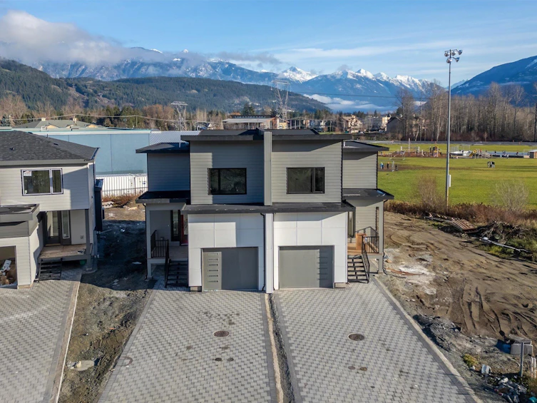 1007 Phare Crescent, Pemberton, BC, V0N 2L1 - 2