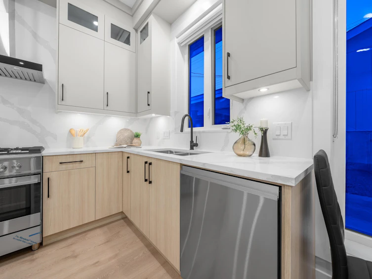 2707 E 26th Avenue, Vancouver, BC, V5R 1Z3 - 12