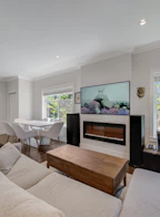 10 6033 Williams Road