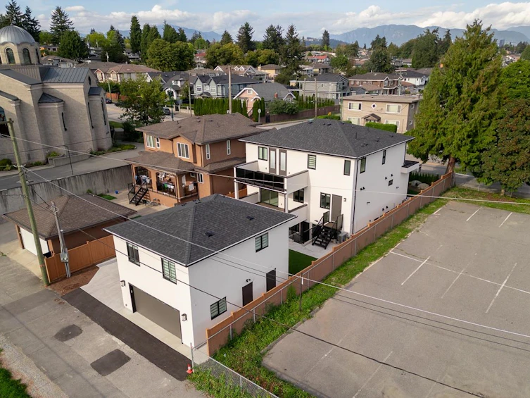 7867 Canada Way, Burnaby, BC, V3N 3K8 - 4