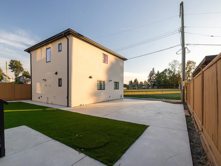 7867 Canada Way, Burnaby, BC, V3N 3K8 - 9