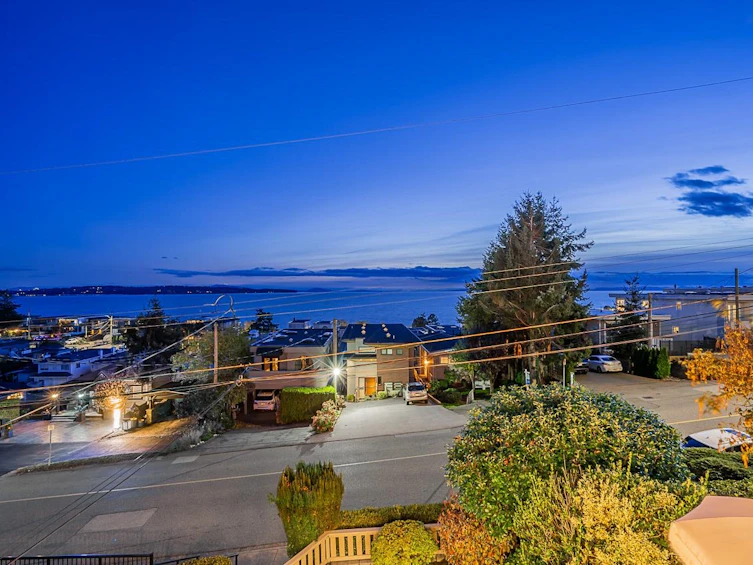 15549 Columbia Avenue, Surrey, BC, V4B 1K5 - 2