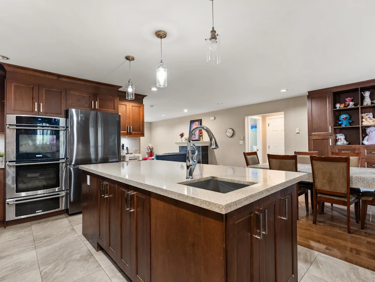 6713 140 Street, Surrey, BC, V3W 5J3 - 5
