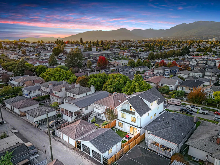 2-3260 Graveley Street, Vancouver, BC, V5K 3K9 - 3