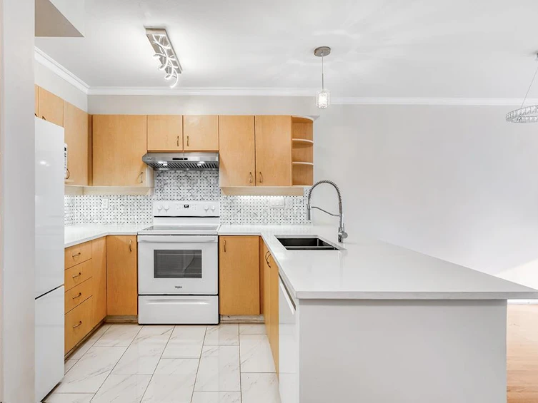 206-7038 21st Avenue, Burnaby, BC, V5E 2Y9 - 2