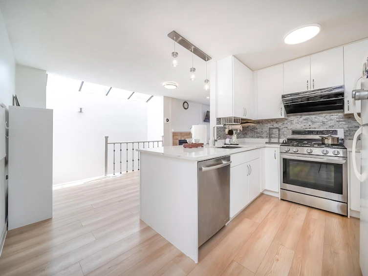 8566 Flowering Place, Burnaby, BC, V5A 4B4 - 11