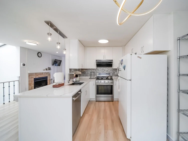 8566 Flowering Place, Burnaby, BC, V5A 4B4 - 12