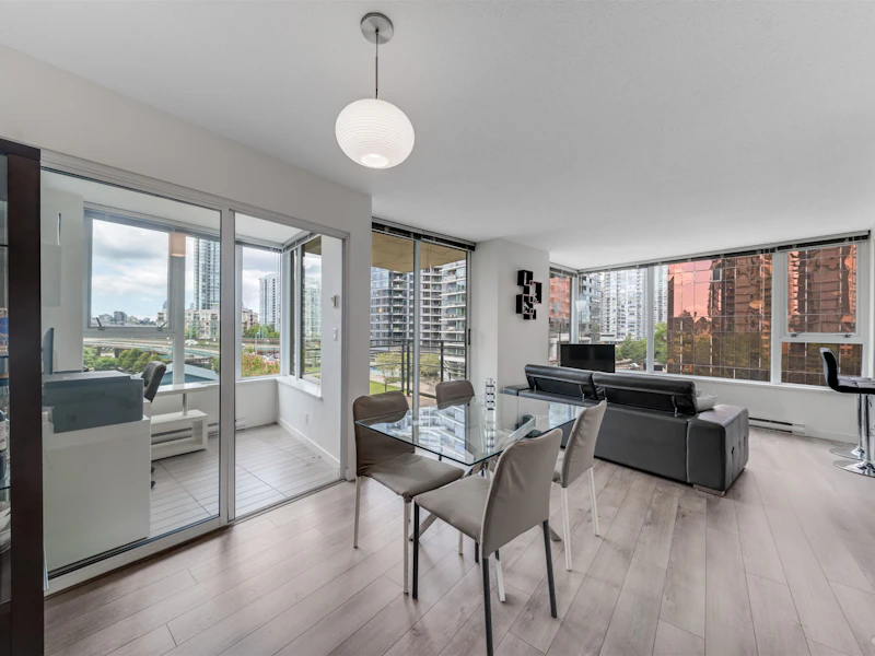 706 - 33 Smithe Street, Vancouver BC V6B 0B5
