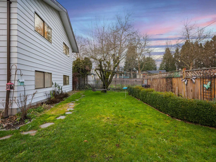 8906 Edinburgh Drive, Surrey, BC, V3V 7C2 - 38