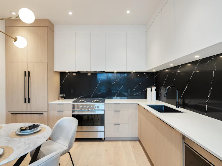 36 E 37th Avenue, Vancouver, BC, V5W 1E2 - 8