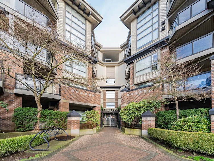 206-10866 City Parkway, Surrey, BC, V3T 5W9