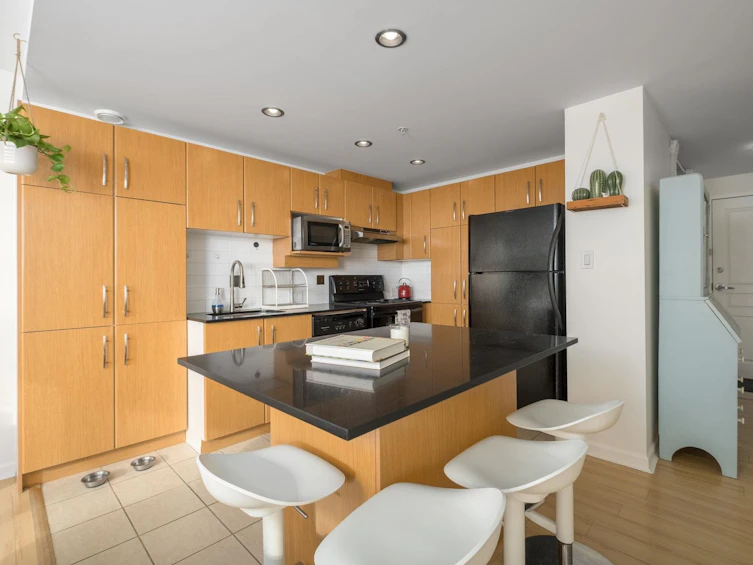 207-9288 University Crescent, Burnaby, BC, V5A 4X7 - 9