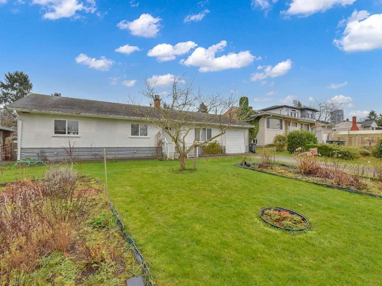 11102 135a Street, Surrey, BC, V3R 3A4