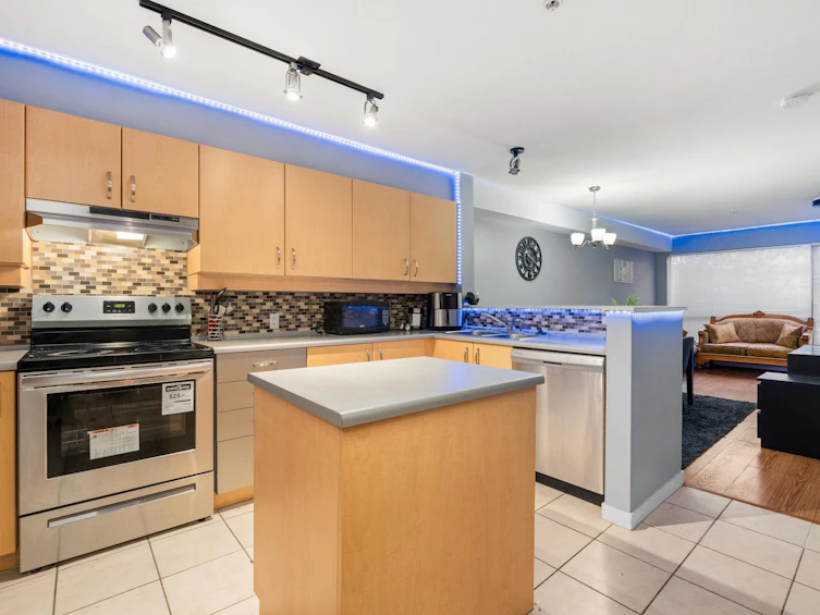208-10866 City Parkway, Surrey, BC, V3T 2W9 - 4