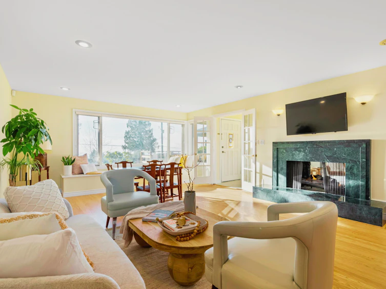 568 Alpine Court, North Vancouver, BC, V7R 2L6 - 2