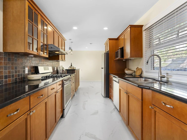 568 Alpine Court, North Vancouver, BC, V7R 2L6 - 9