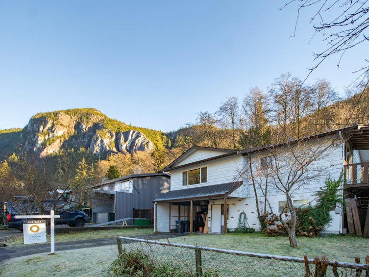 37968 Magnolia Crescent, Squamish, BC, V8B 0X7 - 2
