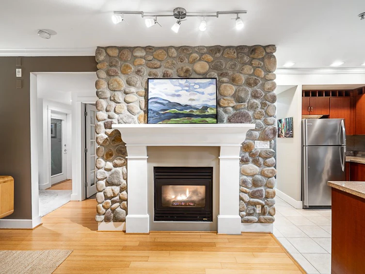 302-118 W 22nd Street, North Vancouver, BC, V7M 1Z9 - 3