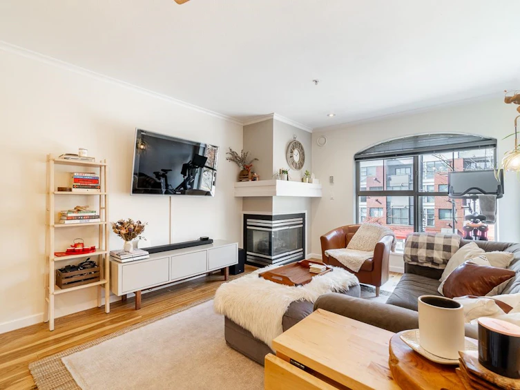 208-332 Lonsdale Avenue, North Vancouver, BC, V7M 3M5 - 3
