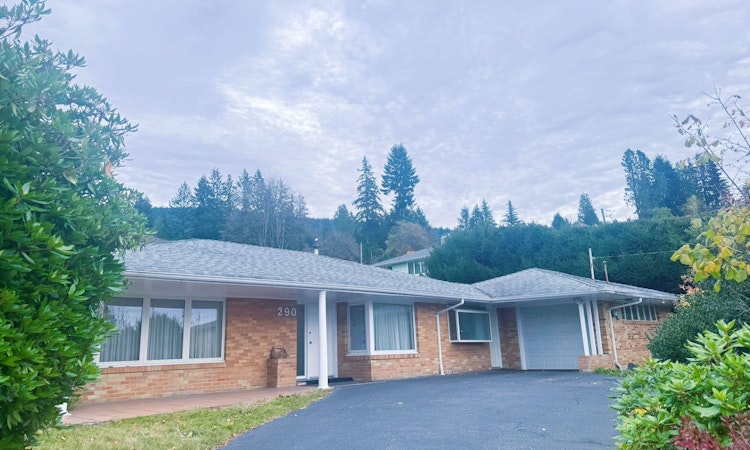290 W Balmoral Road