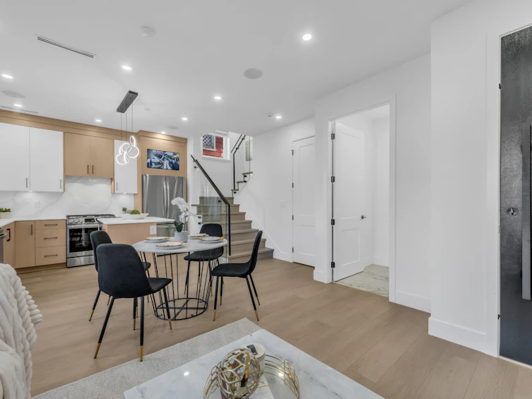 583 E 61st Avenue, Vancouver, BC, V5X 2B8 - 4