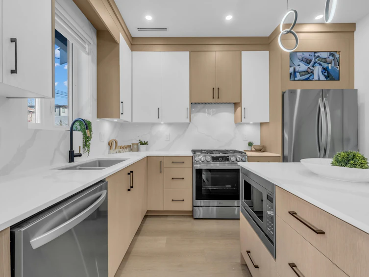 583 E 61st Avenue, Vancouver, BC, V5X 2B8 - 2